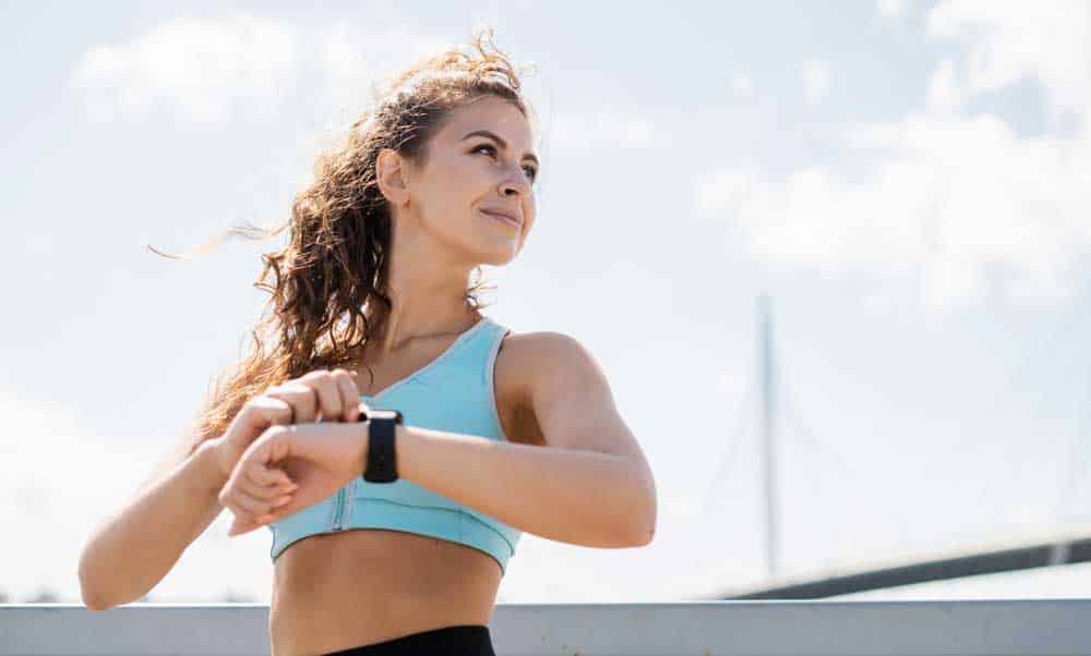 A sports woman using a wearable device